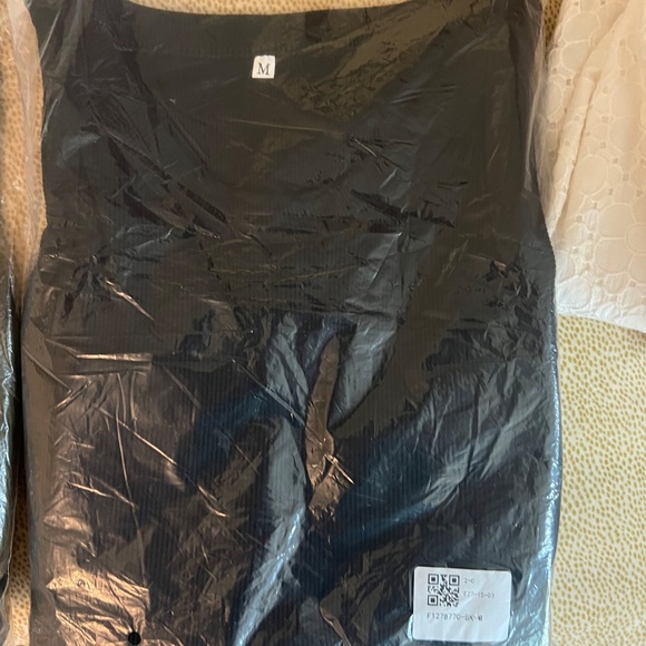 Black Round Neck Ribbed Tank Top w/Built in Bra NWOT - Picture 2 of 4